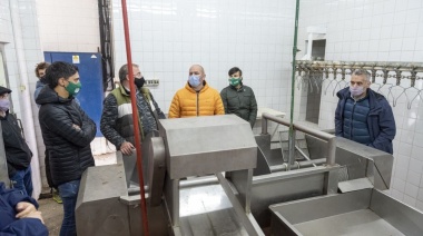 Producción de pollos: Puesta a punto de las instalasiones de la Misión Salesiana