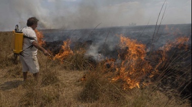 Con los recursos a mano, los vecinos se organizan para frenar el fuego