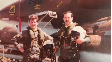 El piloto de Malvinas que con un avión de 1960 y esquivando un misil hundió a un poderoso destructor inglés