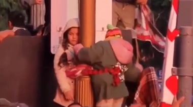 La Mona Jiménez en el Obelisco: una pareja ató a sus hijos a un poste de luz durante una hora y media para ver el recital