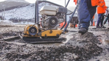 Trabajan en el mantenimiento de calles con mezcla asfáltica para bajas temperaturas