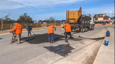 Realizan trabajos de bacheo en la Avenida Alem