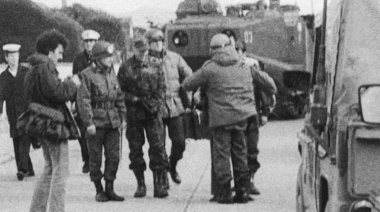 El fotógrafo de la rendición de los ingleses en Malvinas el 2 de abril presentó su libro a 40 años de la guerra