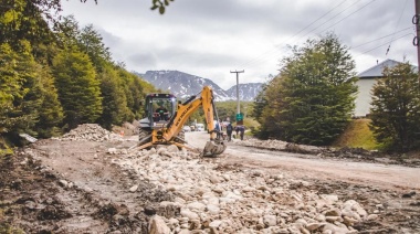 Intensos trabajos de bacheo en el  camino al Glaciar Martial