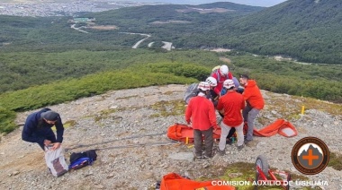 La Comisión de Auxilio evacúa a una mujer en el Glaciar Martial