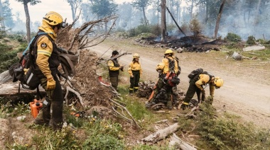 Continúan combatiendo el incendio forestal