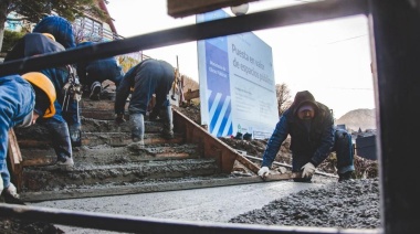 Hormigonaron el último tramo de la escalera de calle Belgrano