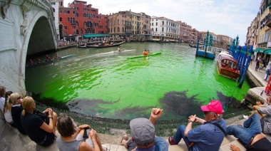El agua del Gran Canal de Venecia apareció teñido de verde fluorescente