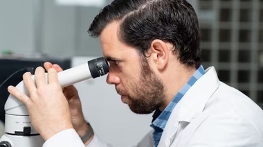 Destacado por descubrimientos para tratar el cáncer, un médico argentino logró un gran avance