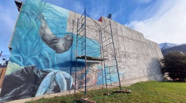 Arte y concientización: Mercedes Chiesa transforma una pared en un llamado a cuidar los bosques de macroalgas