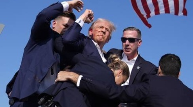 Conmoción en un acto de campaña de Donald Trump: cayó al suelo ensangrentado en medio de detonaciones