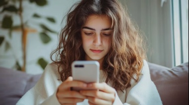 Cómo reconocer el pantallismo, la adicción al celular que altera la salud mental de los niños y adolescentes