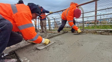 Reconstruyen la vereda en el ingreso al Puerto