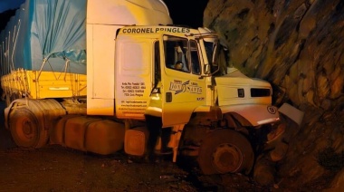 Un camión chocó contra la ladera de la montaña, en Paso Garibaldi