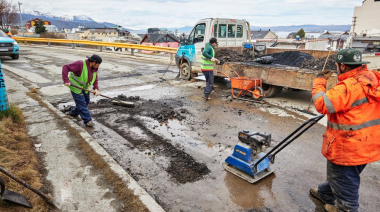 Pese al recorte de fondos nacionales la gestión municipal continúa con la recuperación vial en distintos barrios