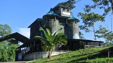 Construyó un castillo de cuatro pisos con 40.000 botellas recicladas y batió un récord mundial