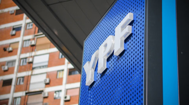 El presidente de YPF anunció que el precio de la nafta va a bajar un 2%