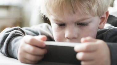 Así afecta al cerebro de tu bebé dejarle el móvil antes de los dos años