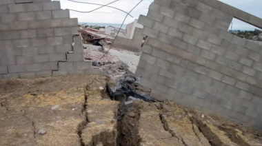 Comodoro Rivadavia: Un deslizamiento del cerro Hermitte forzó la evacuación de más de 90 familias