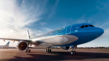 Aerolíneas Argentinas se suma a otras empresas y aplicará un recargo por la suba del petróleo: cuánto aumentarán los tickets