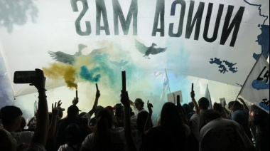 Una histórica movilización por los 50 años del golpe desbordó la Plaza de Mayo, en un mensaje a Milei