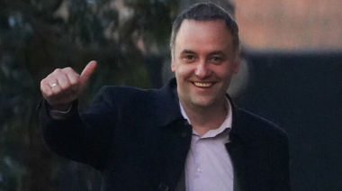 Adorni reapareció en redes con una ironía sobre el viaje de Kicillof a España