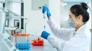 Cómo es la primera vacuna creada con IA y por qué supone un "cambio fundamental" ante futuras pandemias