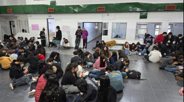 Alumnos del CPET realizaron una sentada por falta de calefacción, mobiliario y problemas edilicios