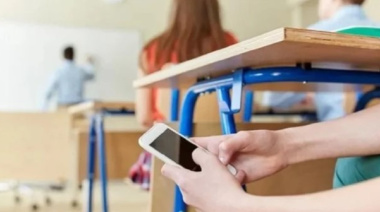 Debate abierto por los celulares en las escuelas: 11 jurisdicciones argentinas avanzan con regulaciones