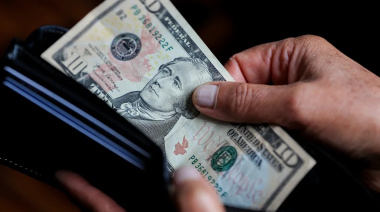 Banco Central: las empresas podrán pagar salarios en dólares