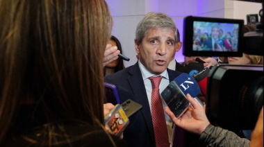 Caputo dice que se "desloma" como Adorni y le pidió "paciencia" a la gente