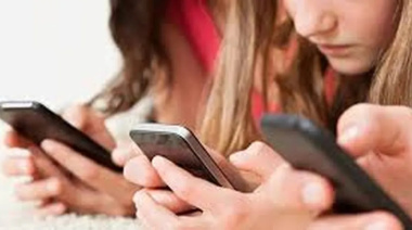 Los adolescentes pasan más de seis horas por día con el celular y crecen las señales de ansiedad