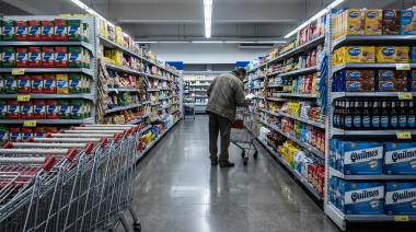 Alimentos y servicios se vuelven a encarecer en dólares