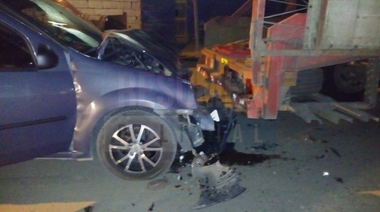 Impactó su auto contra una batea estacionada en el parque industrial