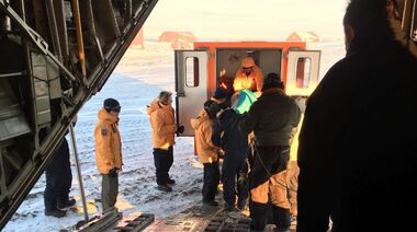 Marino rescatado en la Antártida tras un inédito operativo aéreo se recupera en Ushuaia