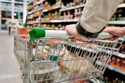 Supermercados: los argentinos consumen cada vez menos y se endeudan más
