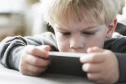 Así afecta al cerebro de tu bebé dejarle el móvil antes de los dos años