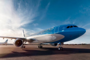 Aerolíneas Argentinas se suma a otras empresas y aplicará un recargo por la suba del petróleo: cuánto aumentarán los tickets