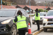 Realizan controles verificando el uso de cubiertas de invierno