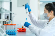 Cómo es la primera vacuna creada con IA y por qué supone un "cambio fundamental" ante futuras pandemias