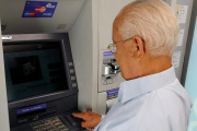 Clonación de tarjetas: así instalan chips ocultos en cajeros automáticos para robar tu dinero