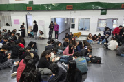 Alumnos del CPET realizaron una sentada por falta de calefacción, mobiliario y problemas edilicios