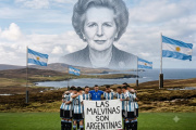 La historia de la bandera de Malvinas que terminó en manos de los jugadores argentinos