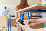 Debate abierto por los celulares en las escuelas: 11 jurisdicciones argentinas avanzan con regulaciones
