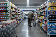 Alimentos y servicios se vuelven a encarecer en dólares