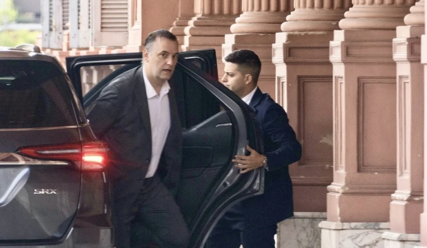 Denuncian a Manuel Adorni por presuntas irregularidades en contrataciones y la concesión de Tecnópolis