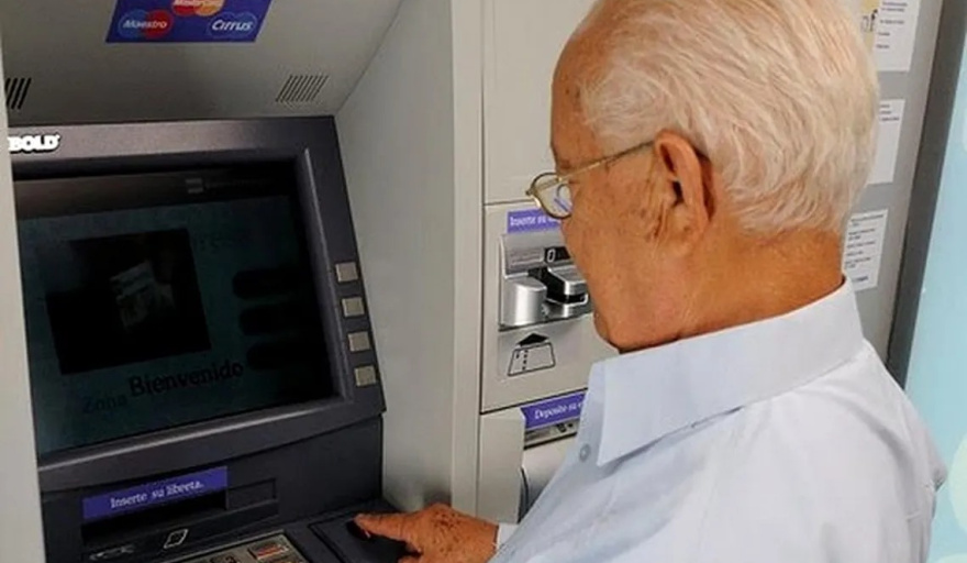 Clonación de tarjetas: así instalan chips ocultos en cajeros automáticos para robar tu dinero